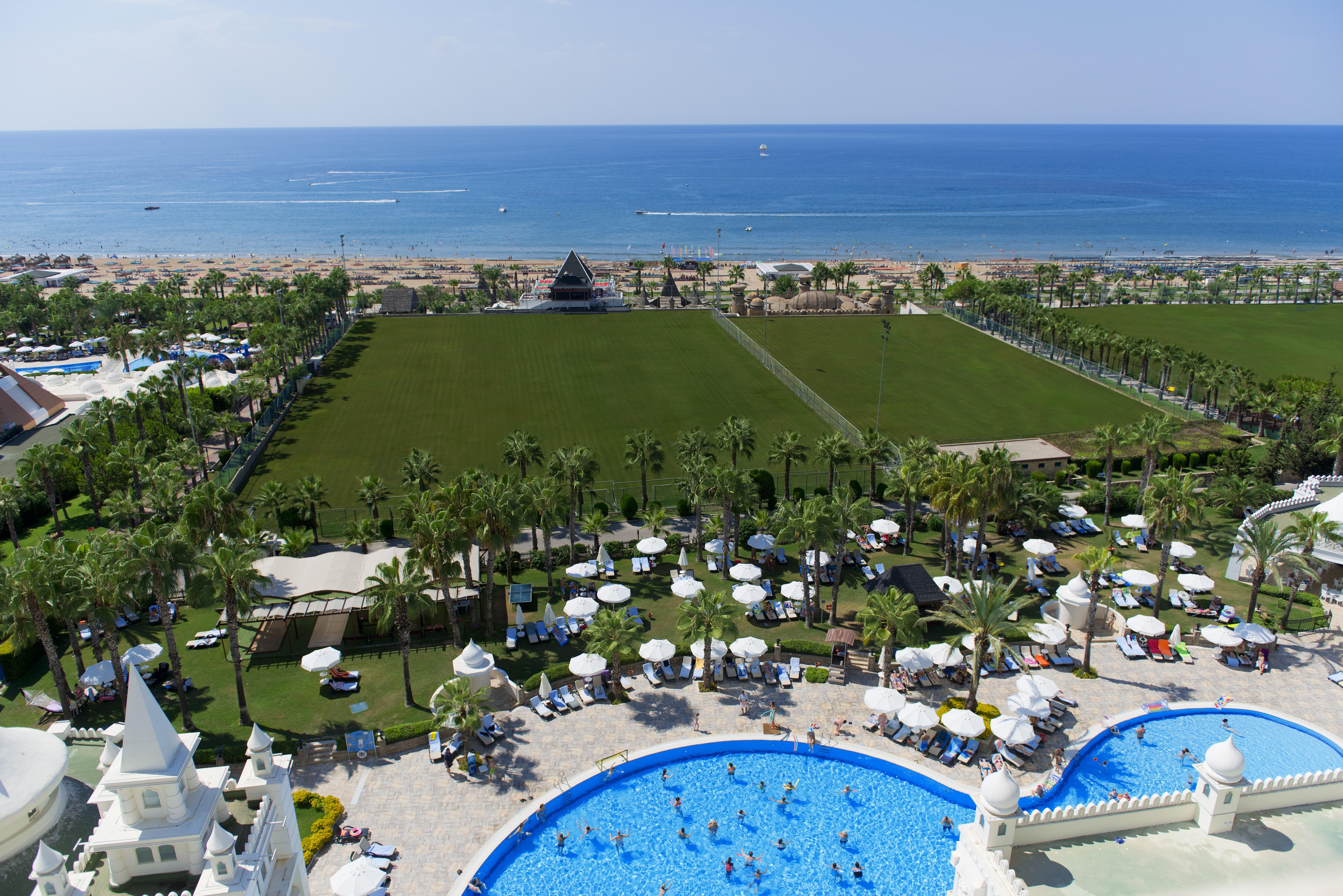 Sentido Kamelya Fulya Hotel & Aqua Colakli Exterior foto The resort's football pitch