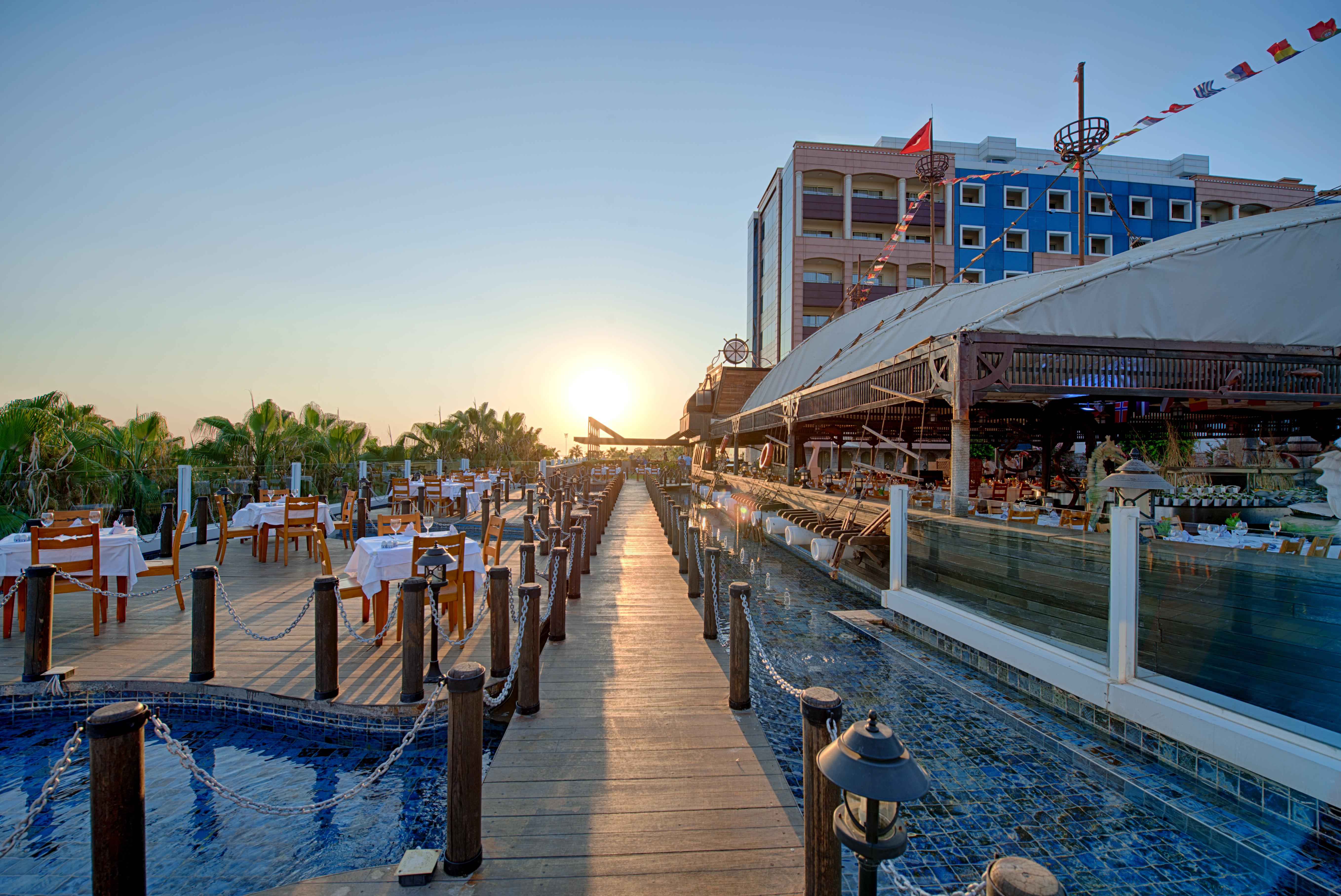 Sentido Kamelya Fulya Hotel & Aqua Colakli Exterior foto Sunset at the Marina