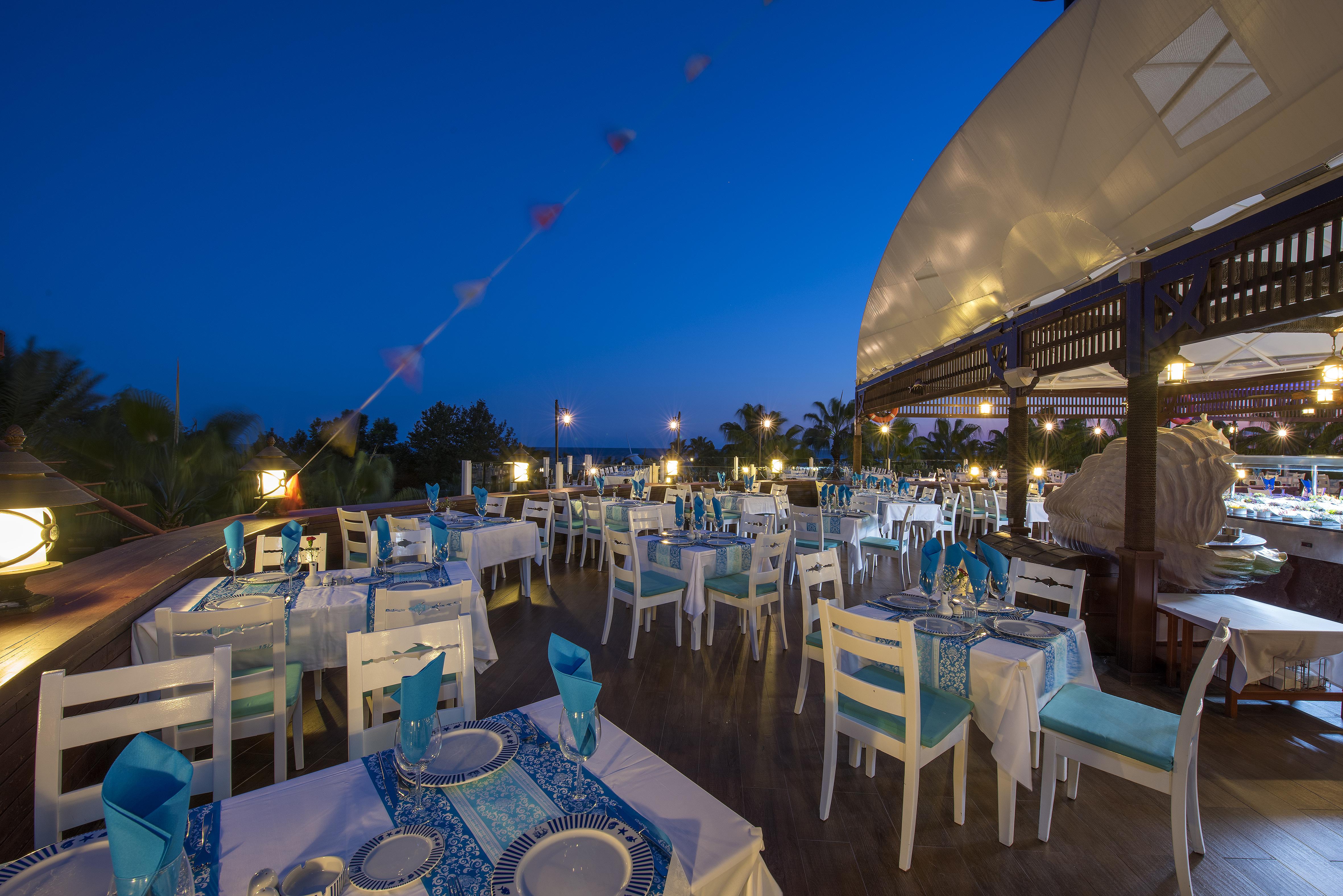 Sentido Kamelya Fulya Hotel & Aqua Colakli Exterior foto The restaurant at the top of the pyramid