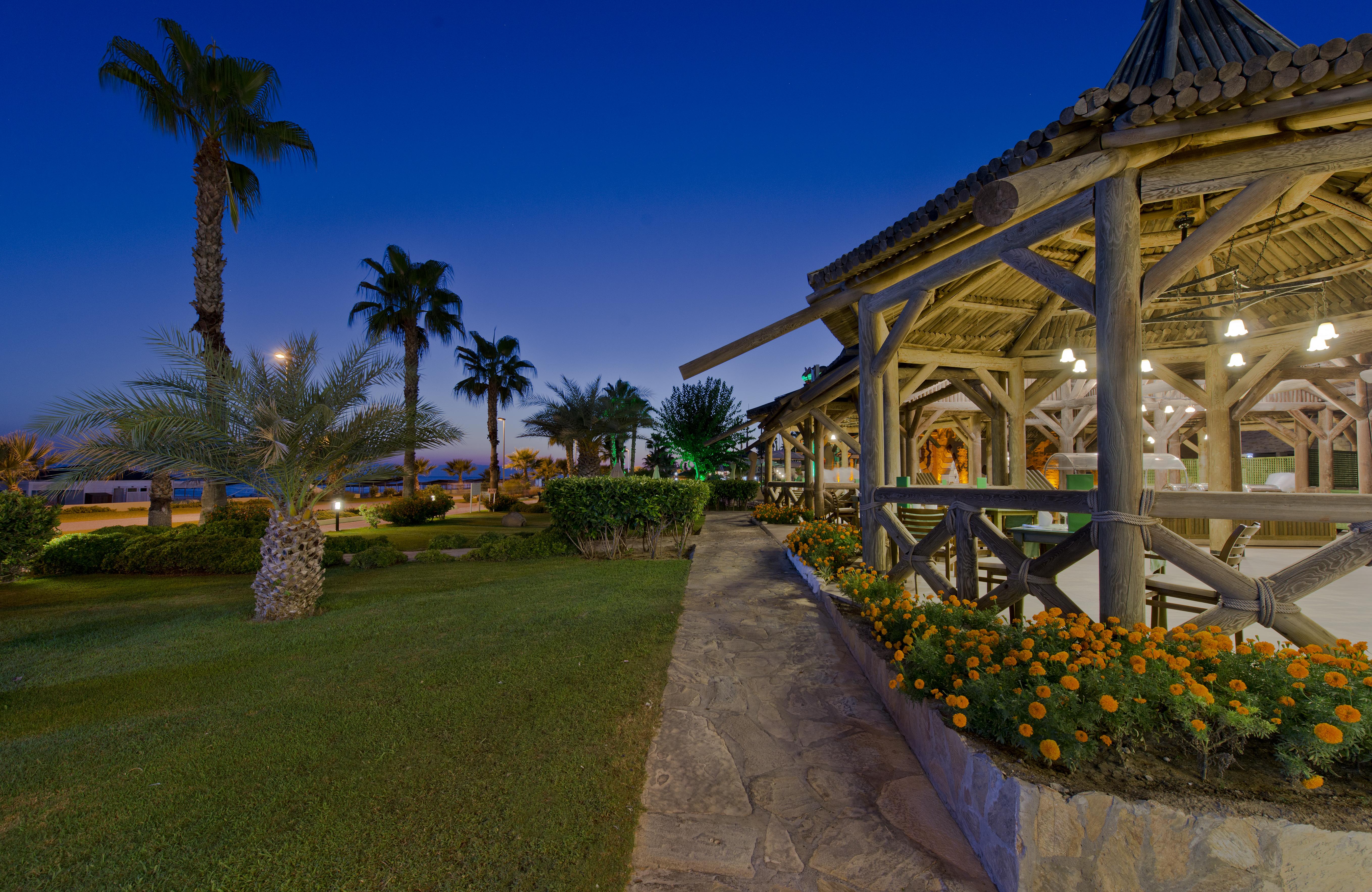 Sentido Kamelya Fulya Hotel & Aqua Colakli Exterior foto The resort at night
